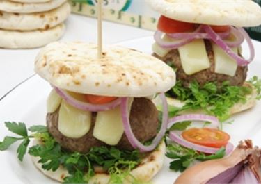 Εύκολο burger με ελληνική πίτα