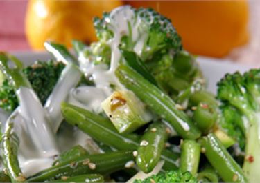 Πράσινα λαχανικά πασπαλισμένα με σουσάμι και κρέμα
