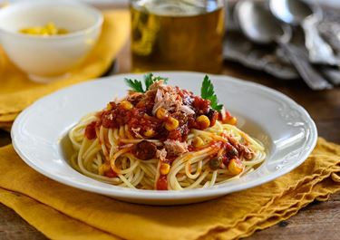 Spaghetti με τόνο, κάπαρη και σάλτσα ντομάτας