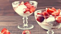 Lactosevrij yoghurtijs met banaan en aardbeien