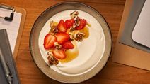 Arla skyr creamy met aardbeien, walnoten en vanillesiroop
