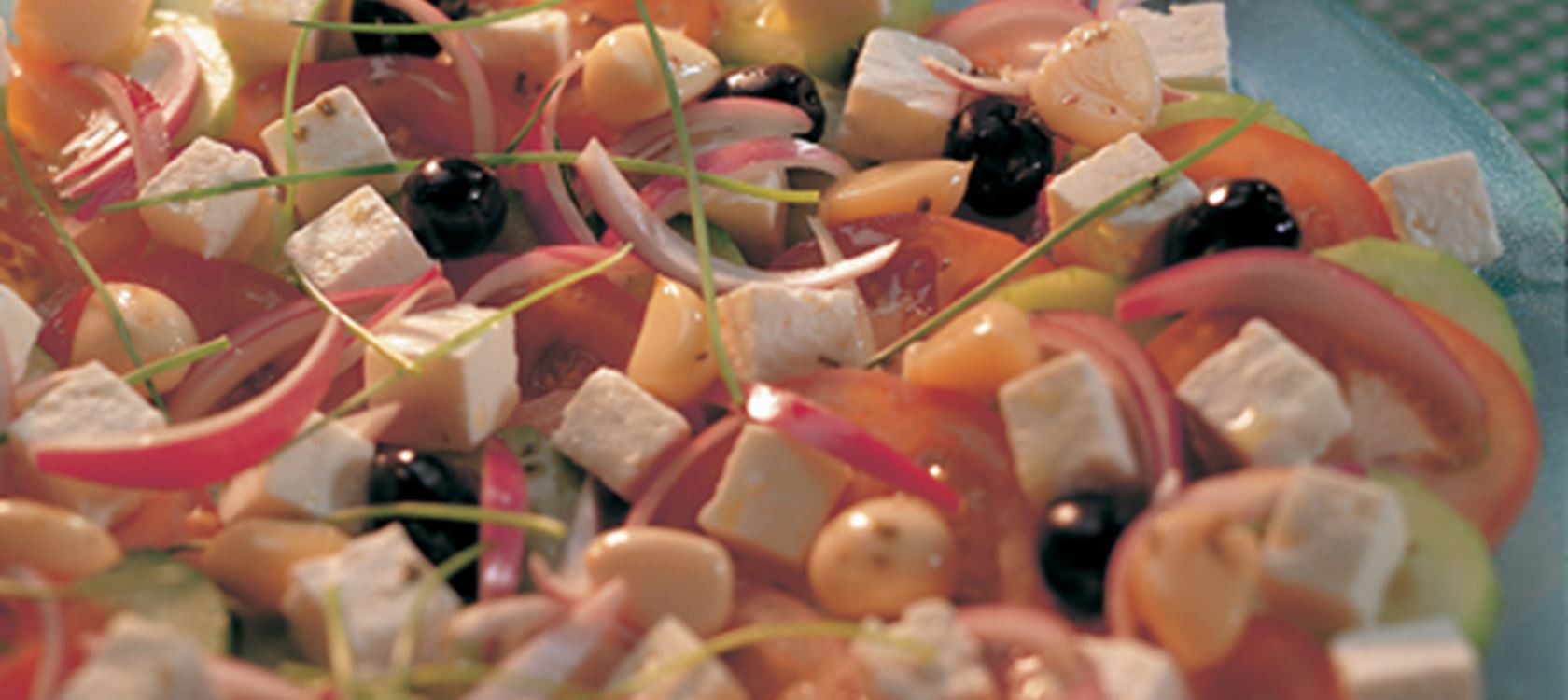 Salade van witte kaas en rode ui