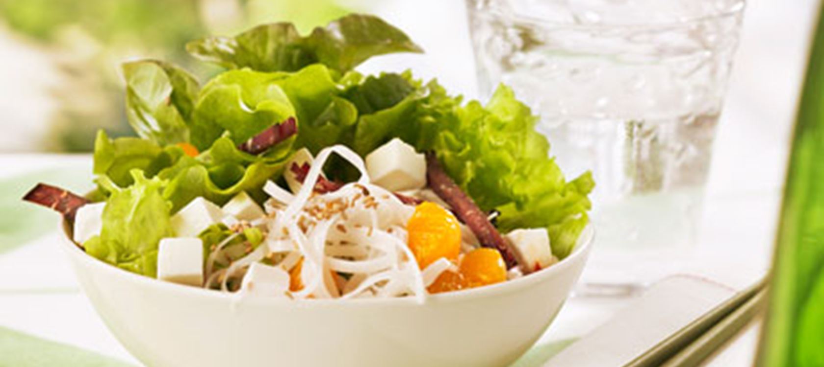 Salade van gerookt lamsvlees witte kaas en pasta