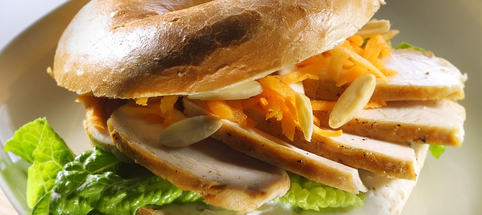Lactosevrije bagel met gerookte kip