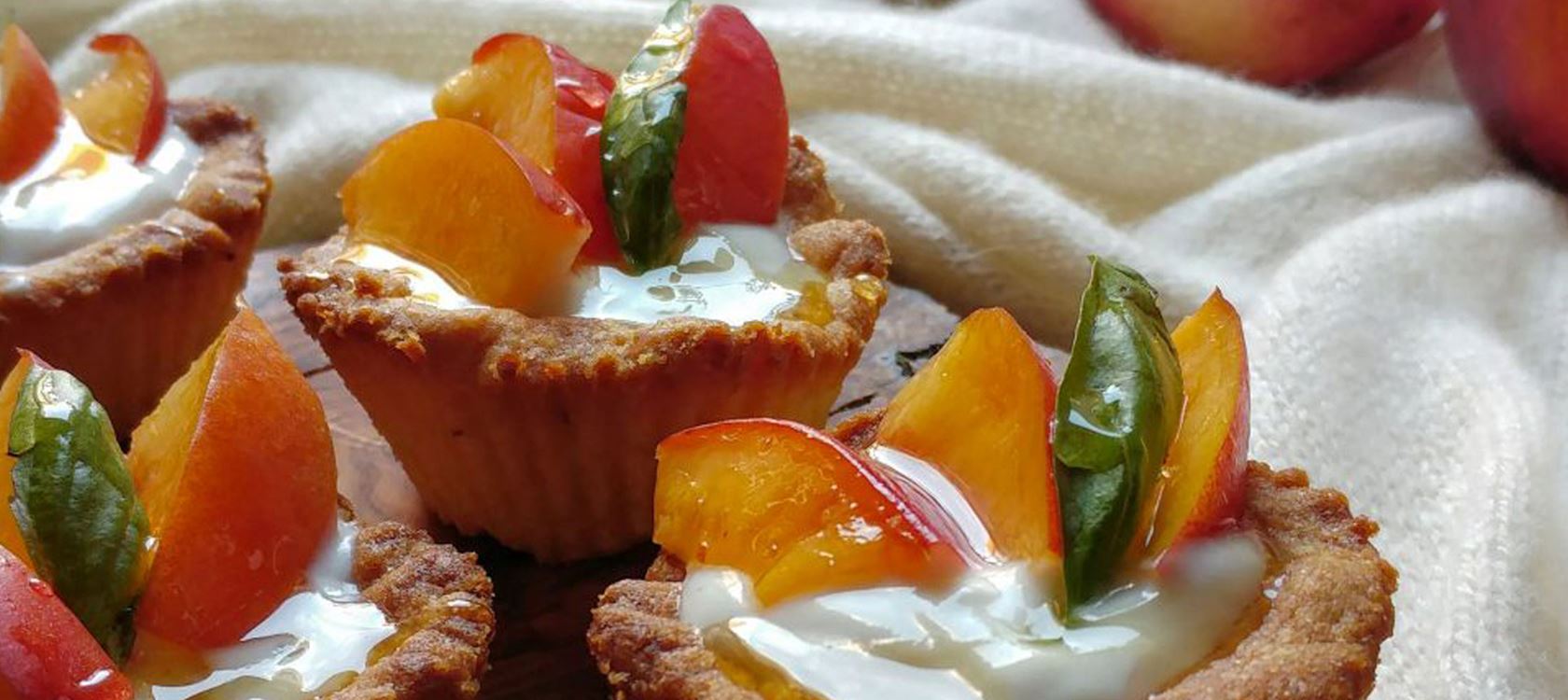 Lactosevrije mini taartjes met vanilleyoghurt en nectarine