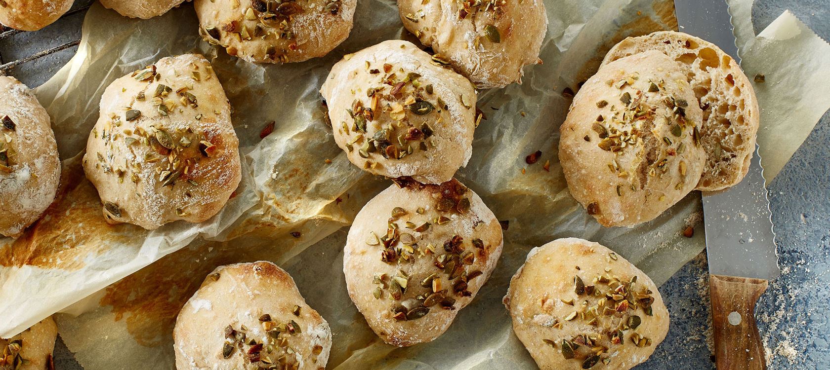 Broodjes met kefir en pompoenpitten