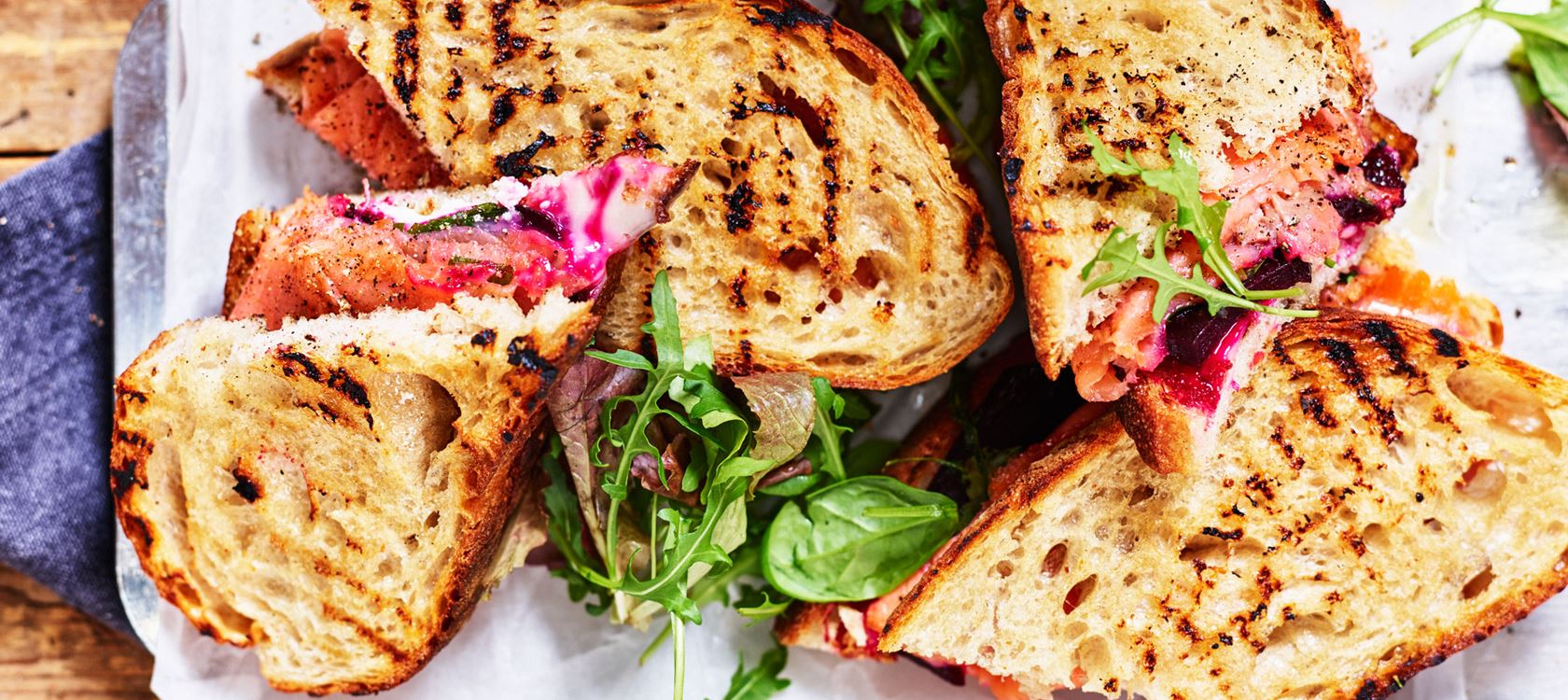Warm zuurdesembrood met koud gerookte zalm en Arla Lactofree roomkaas
