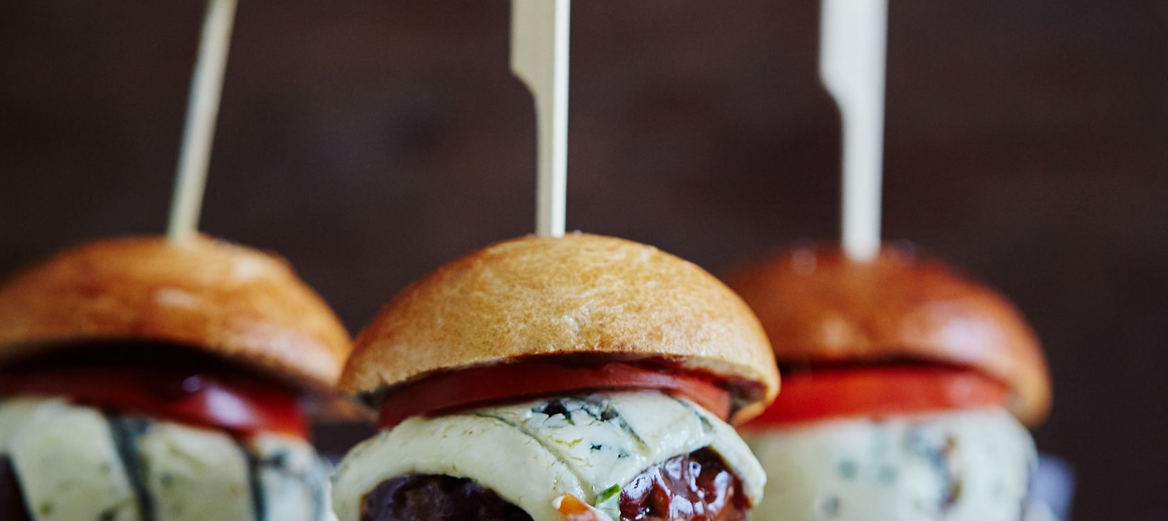 Grillet hamburger med blåmuggost og barbequesaus