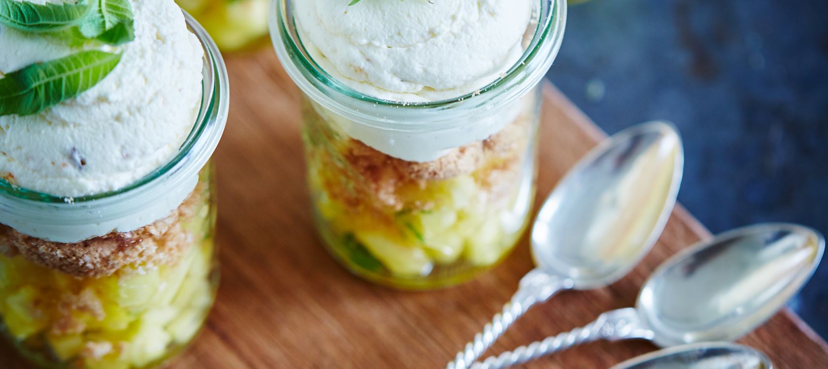 Ostekake i lag med ananas