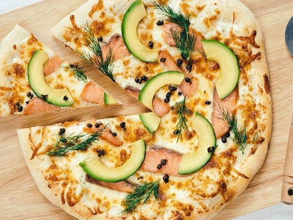 Hvit pizza med laks og avokado