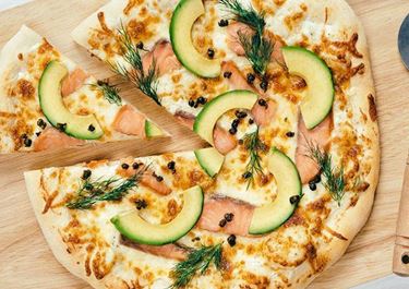 Hvit pizza med laks og avokado