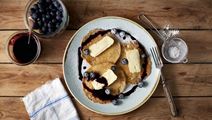 Amerikanske pannekaker med blåbær og ost
