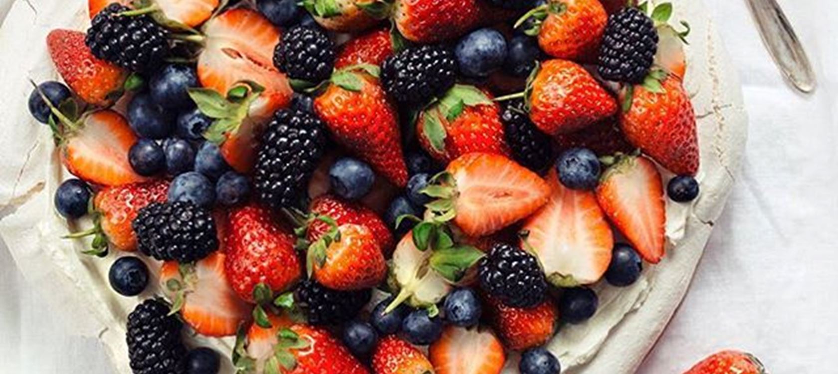 Pavlova med bær og pasjonsfrukt