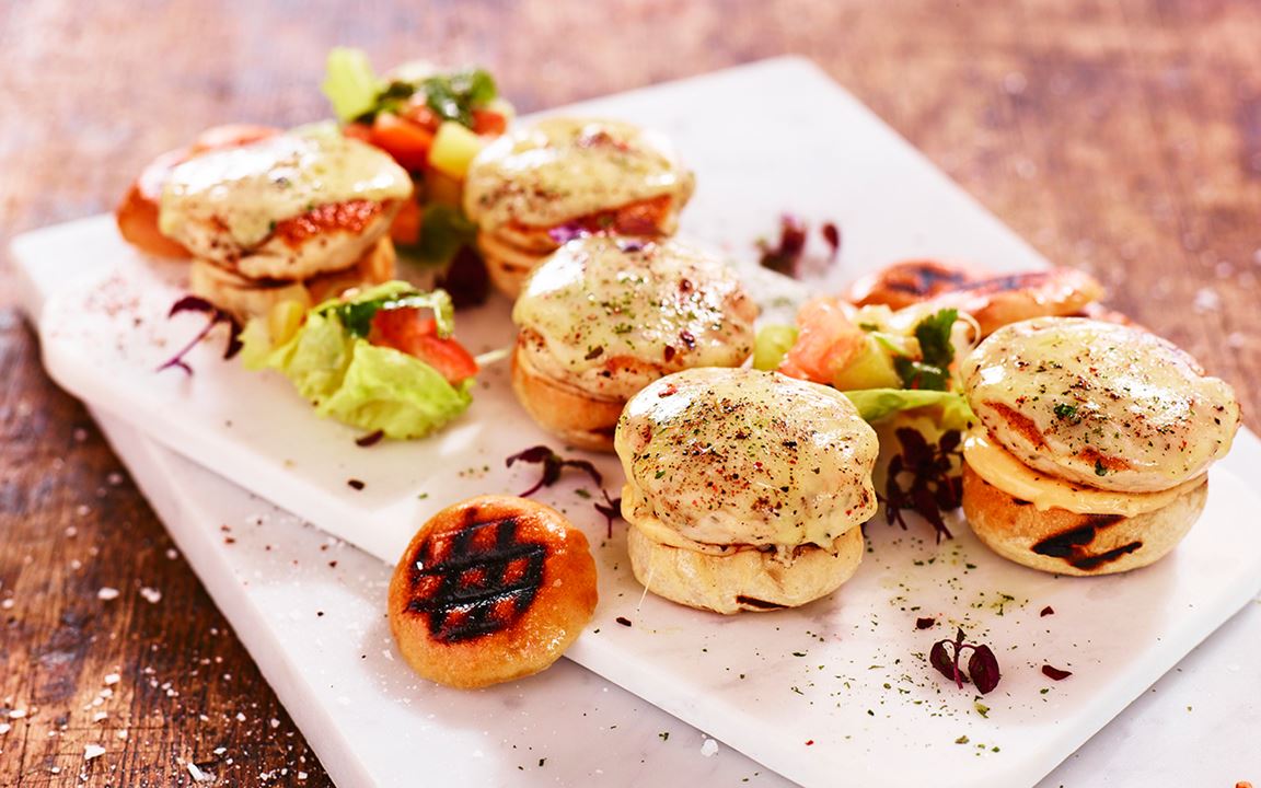 Kycklingsliders med chilidipp och tomatsalsa