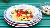 Färsk ravioli med tomatröra