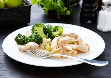 Het kyckling med råstekt broccoli