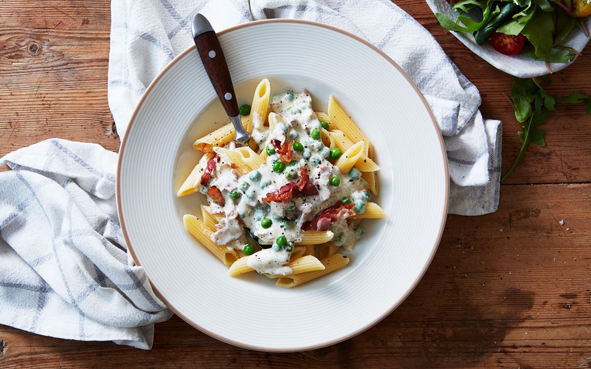 Krämig pasta med bacon och ärter