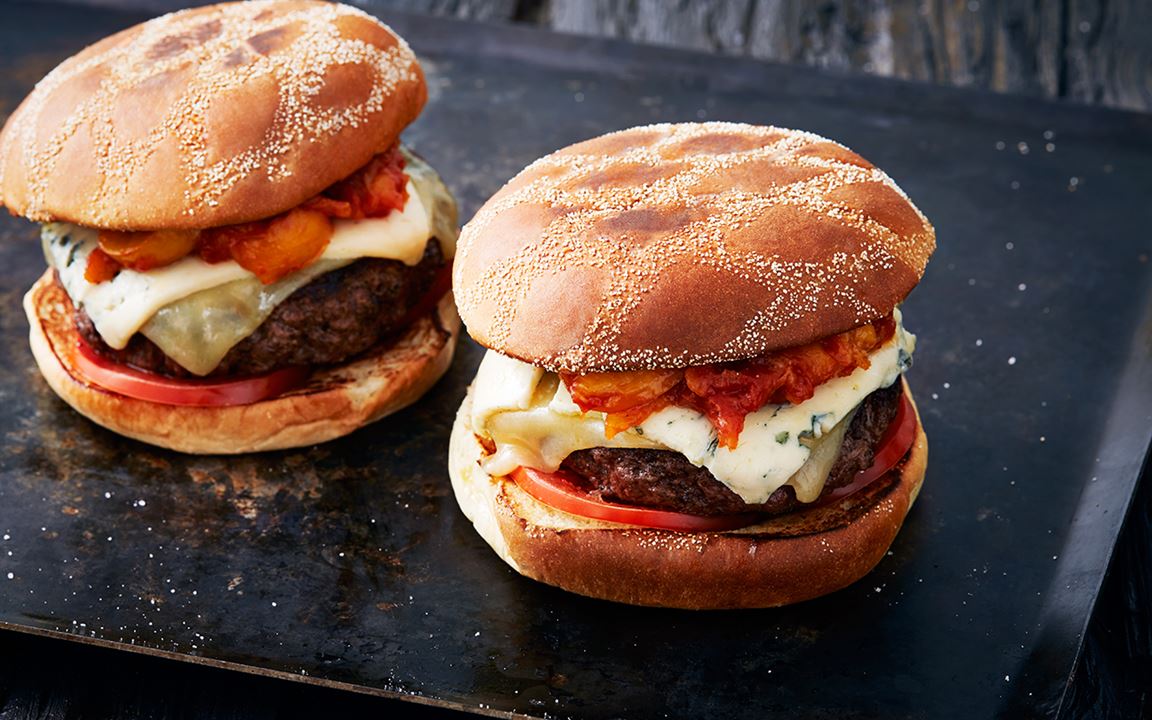 Grillad double cheeseburger med aprikosketchup