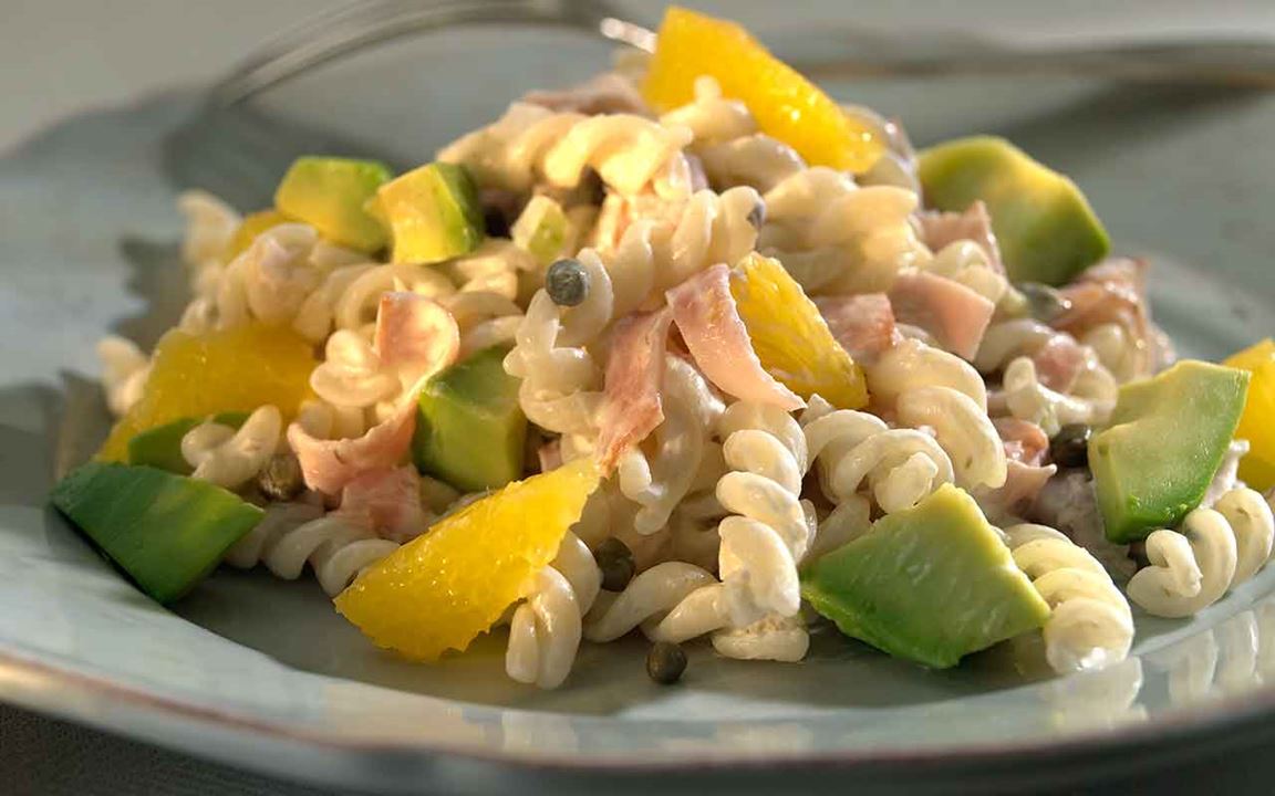 Pastasallad med skinka och apelsin