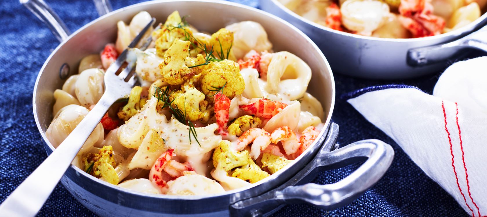 Pasta med mild ostsås och kräftstjärtar