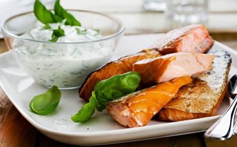 Varmrökt lax serveras varm eller kall Varmrökt lax serveras varm eller kall