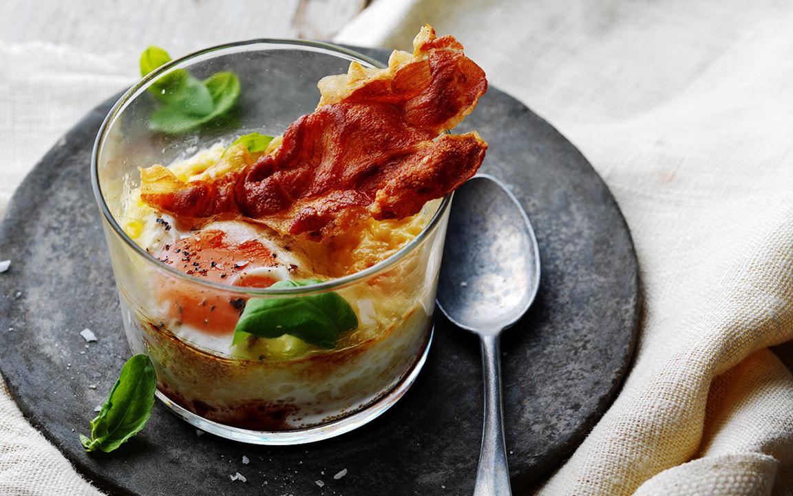 Ugnsbakade ägg med tomat och knaprig skinka