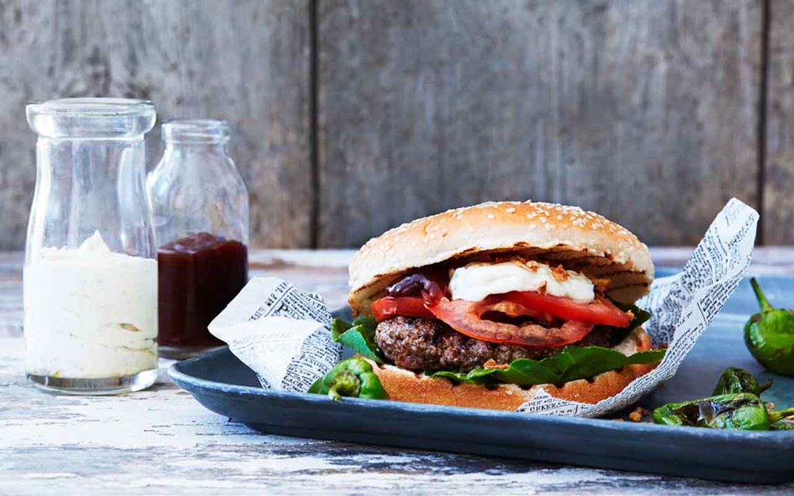 Högrevsburgare med bluecheesedressing och grillade padrones