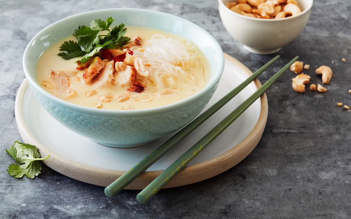 Thaisoppa med kyckling och glasnudlar