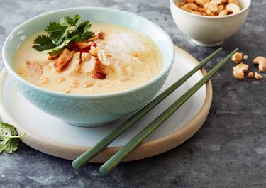 Thaisoppa med kyckling och glasnudlar