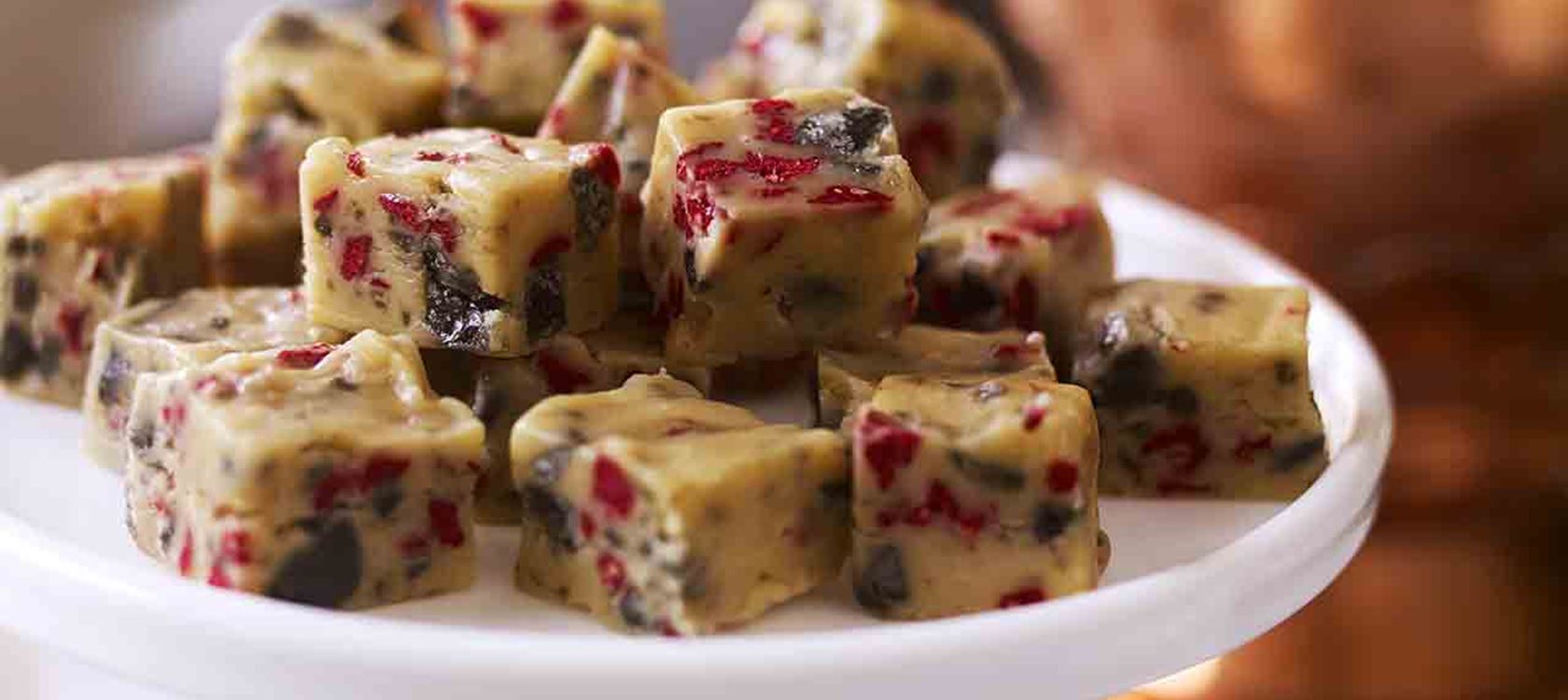 Fudge med lakrits och hallon
