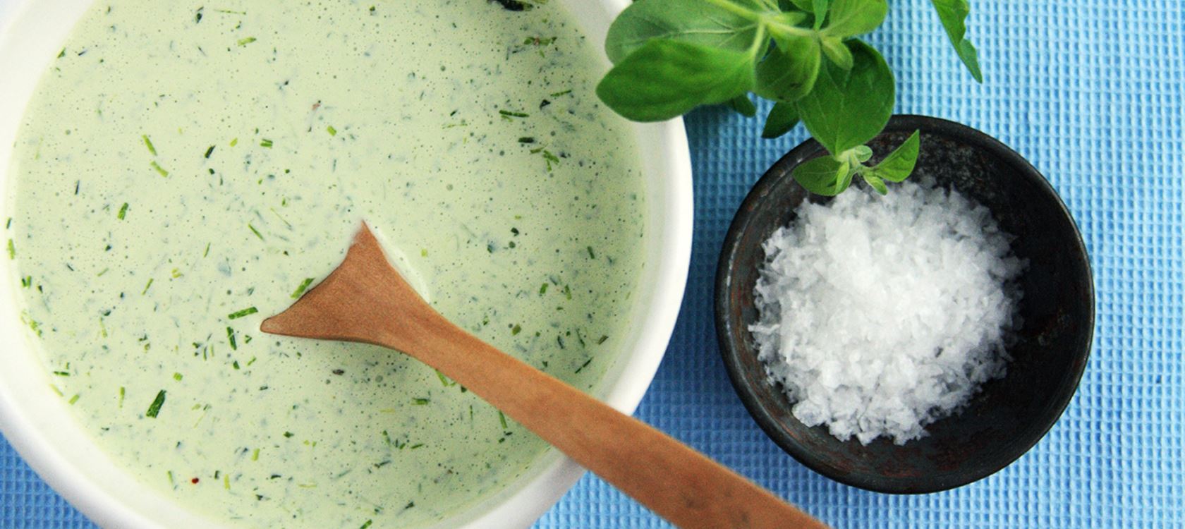 Salsa verde med oregano, dragon och gräslök