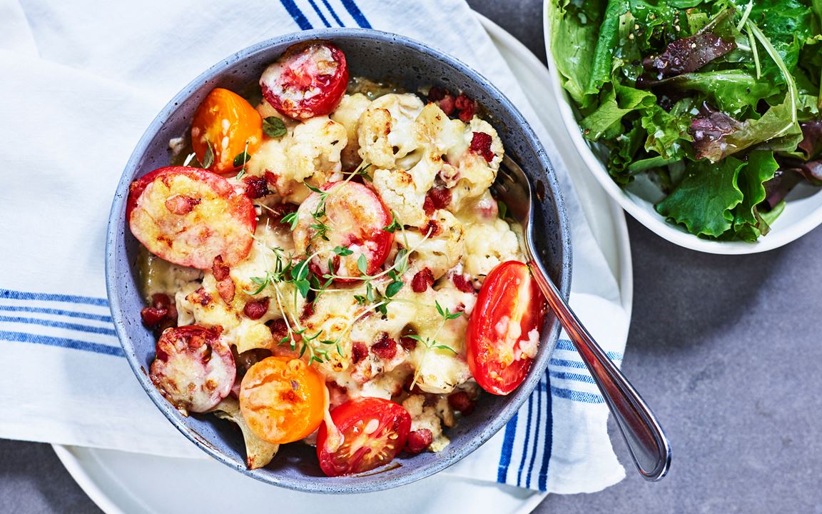 Gratinerad blomkål med bacon, tomat och svamp