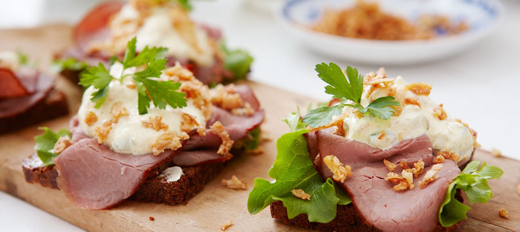 Smörrebröd med rostbiff och curryremoulad
