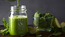 Grön juice med passionsfrukt och mynta