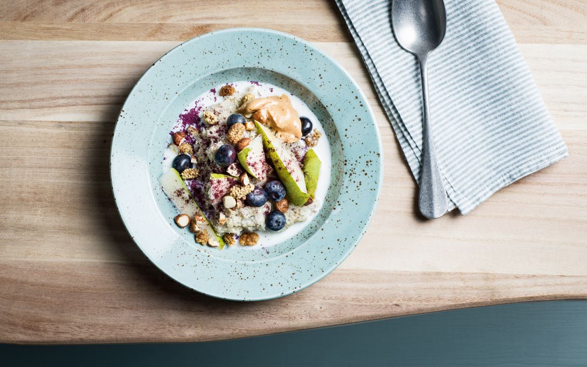 Chiagröt med päron och jordnötssmör