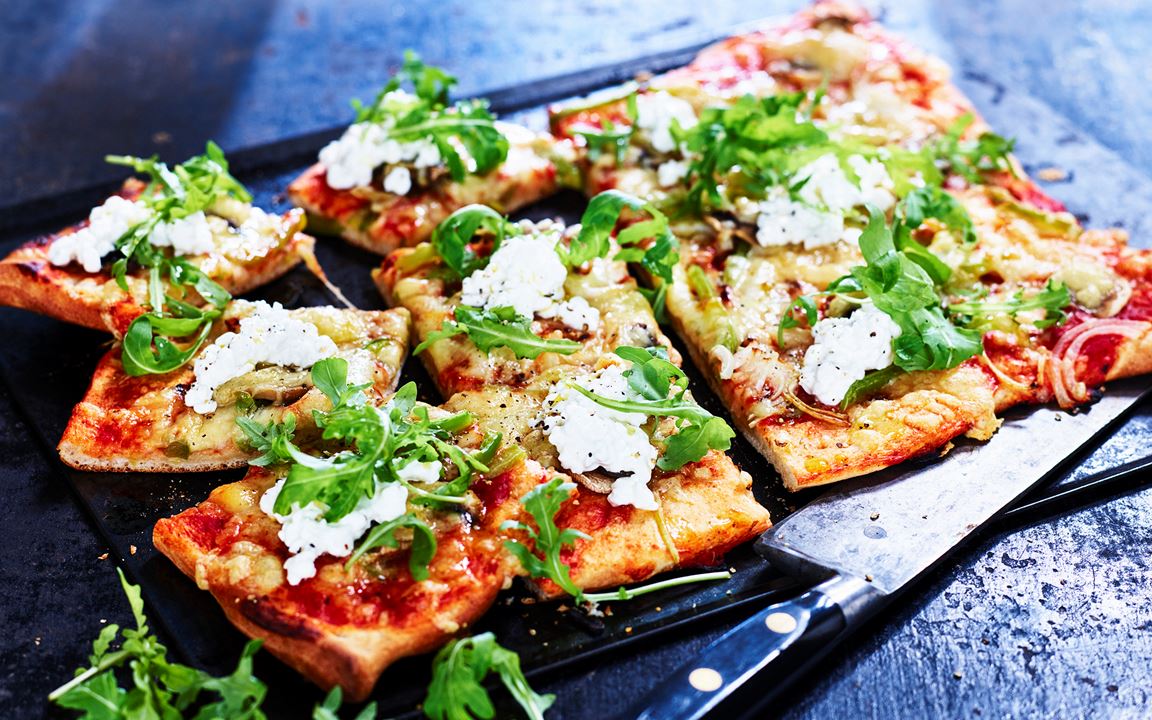 Pizza med rucola och cottage cheese