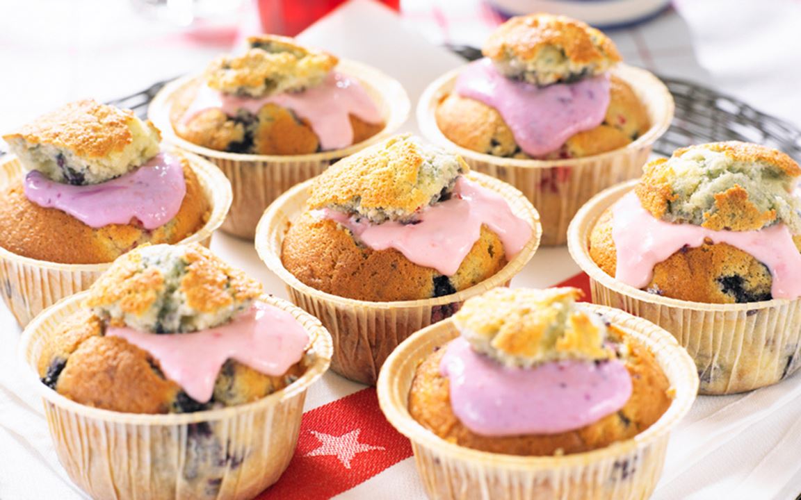 Cupcakes med hallon och blåbär
