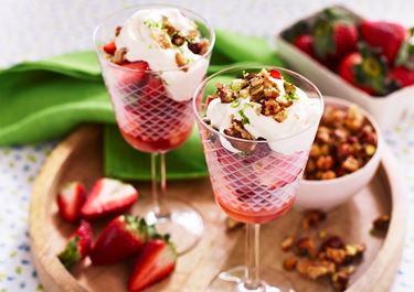 Marinerade jordgubbar med granola och vaniljvisp 