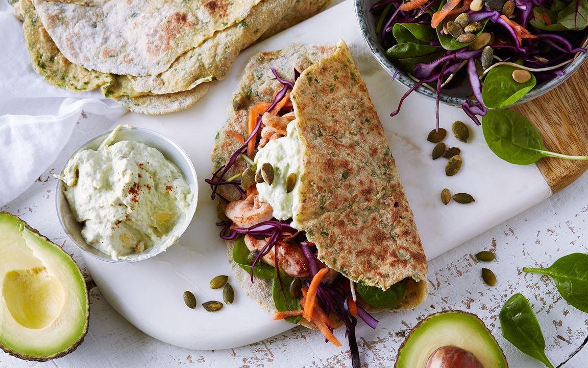 Glutenfria gröna tortillas med kyckling och avokadodressing