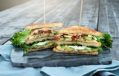 Vegetarisk Club Sandwich med havarti och avokado