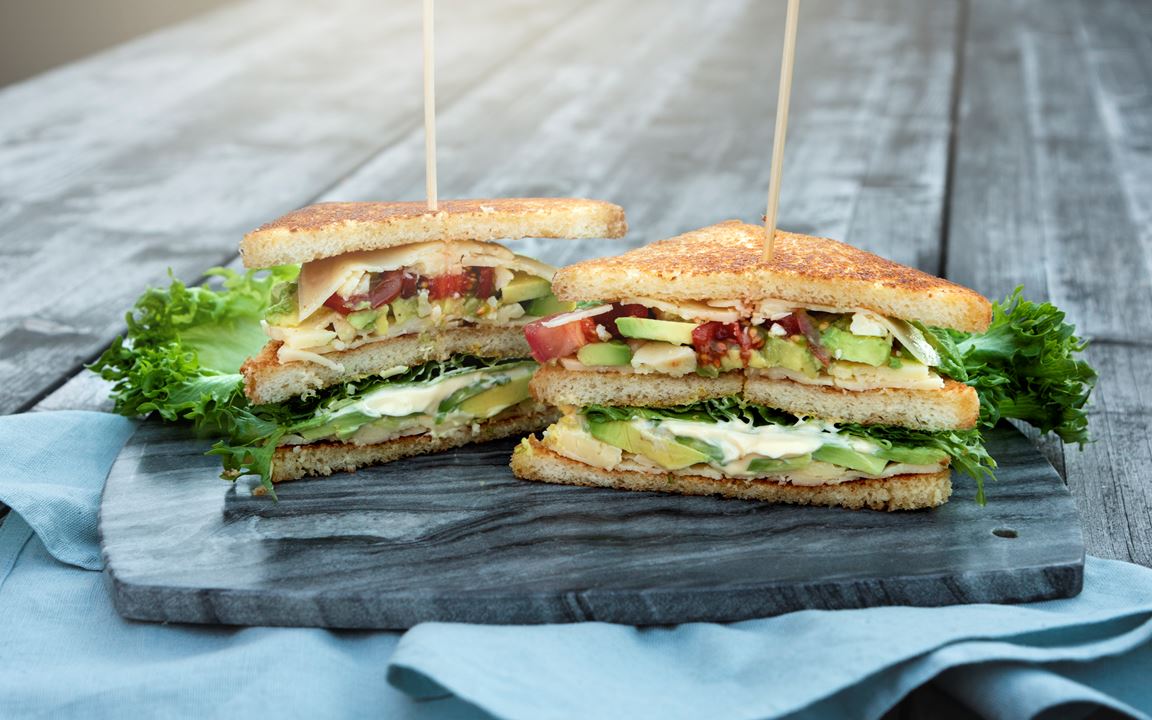 Vegetarisk Club Sandwich med havarti och avokado