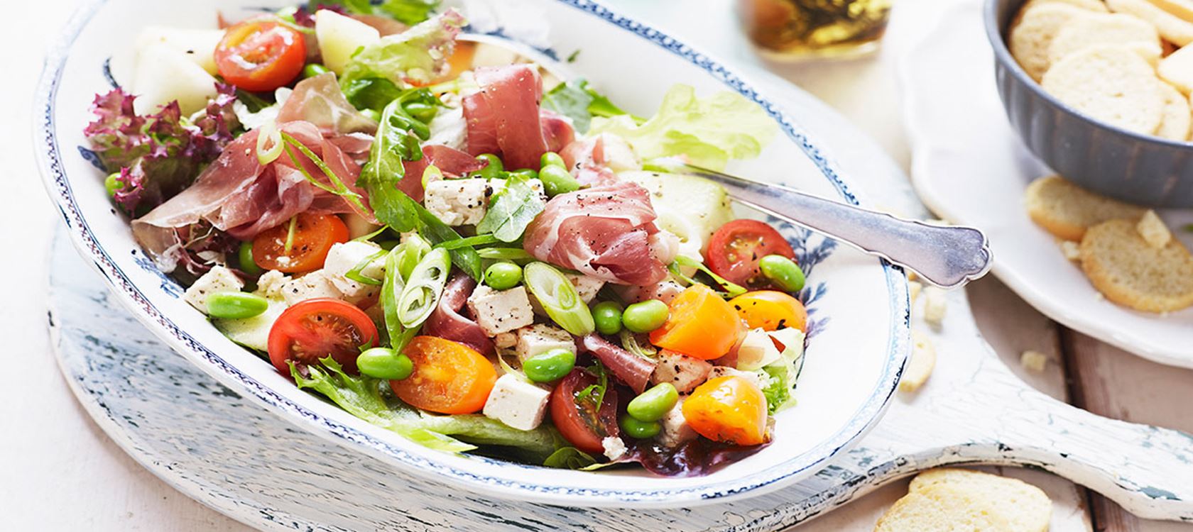 Sallad med ost, lufttorkad skinka och gröna bönor