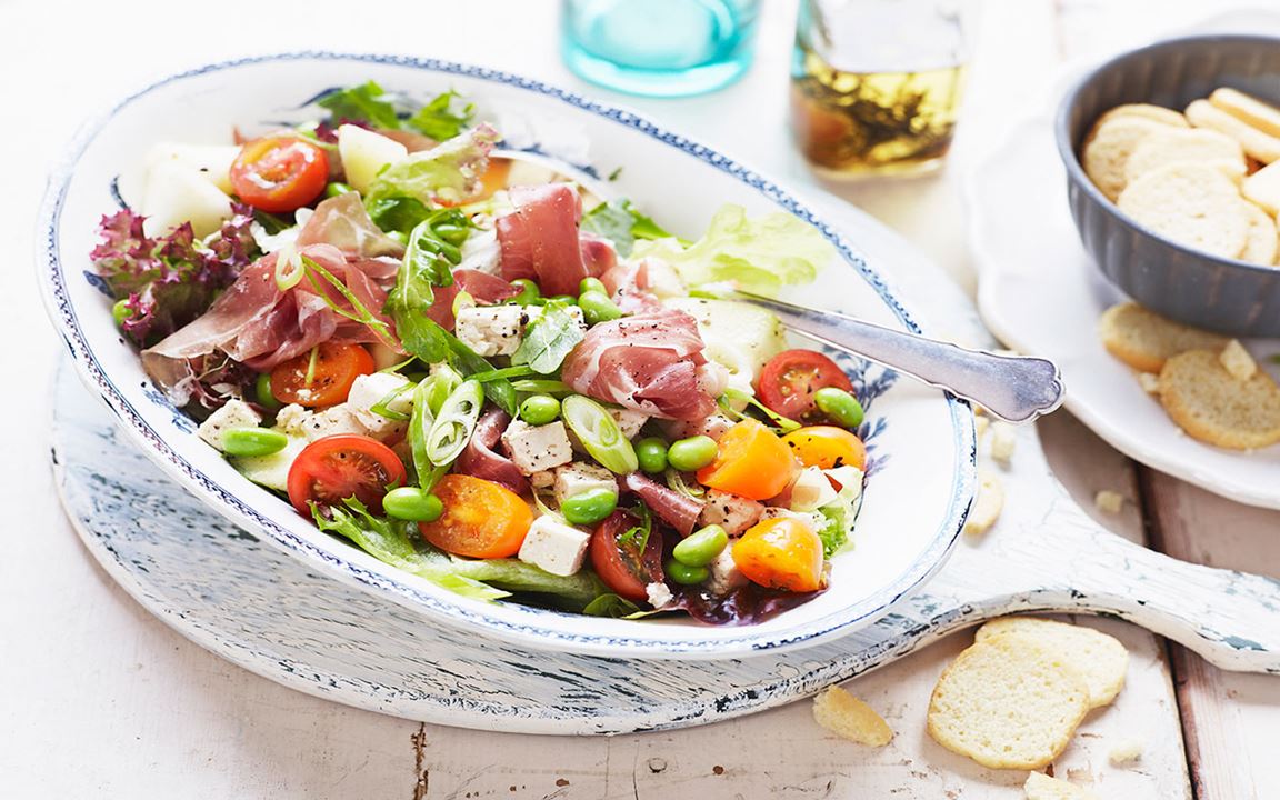 Sallad med ost, lufttorkad skinka och gröna bönor