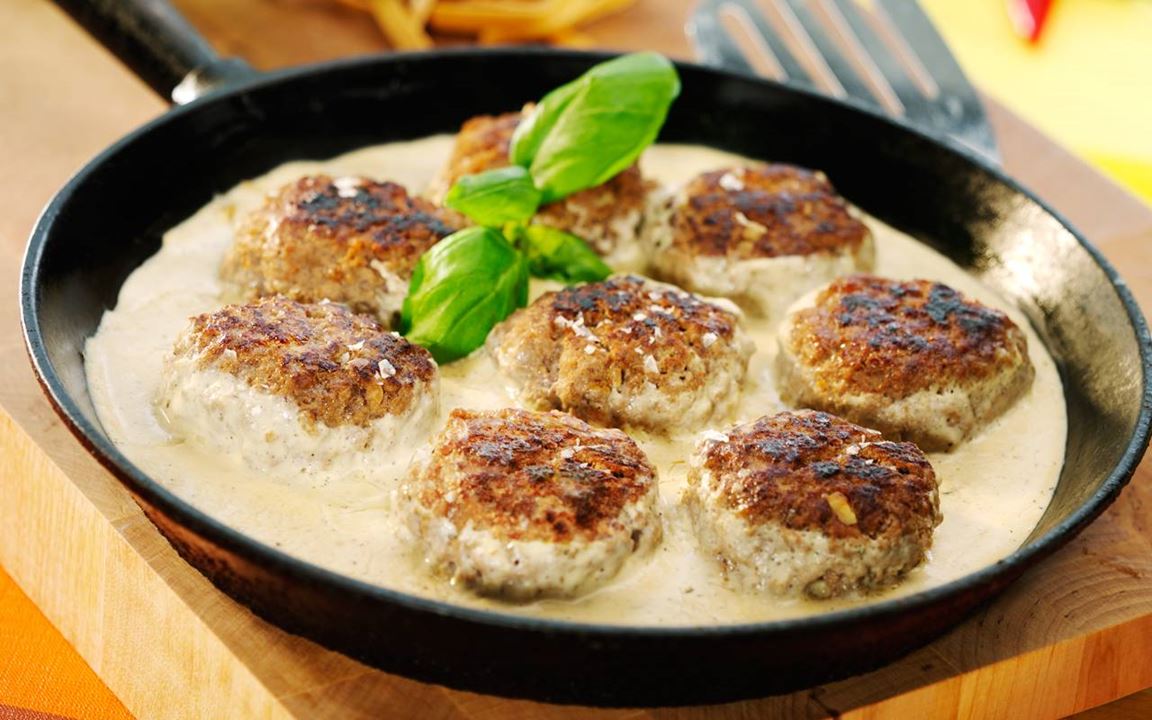 Köttfärsbiffar med pepprig sås