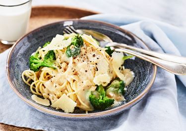 Pasta med parmesan, kyckling och broccoli
