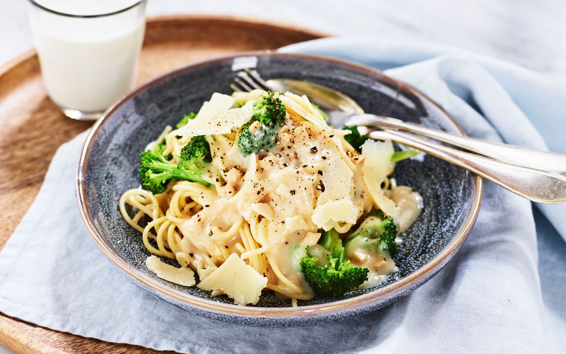 Pasta med parmesan, kyckling och broccoli