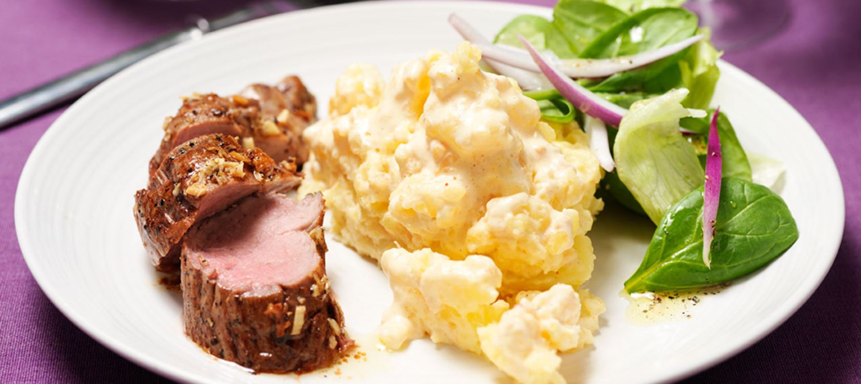 Fläskfilé med cheddar och karamelliserad lök