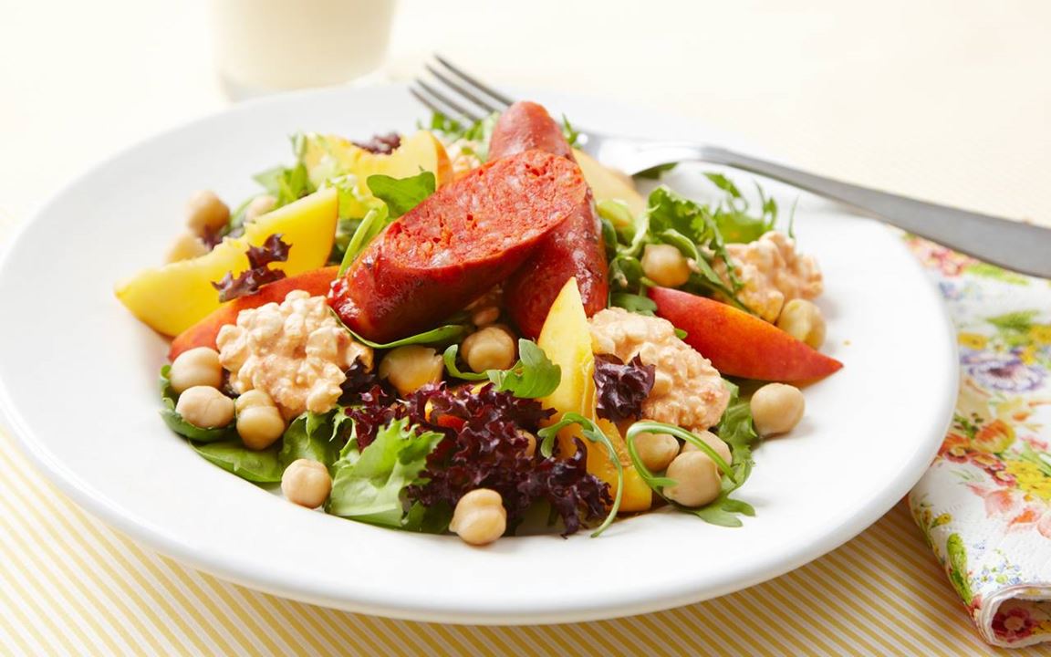 Kryddig korv och sallad med nektariner