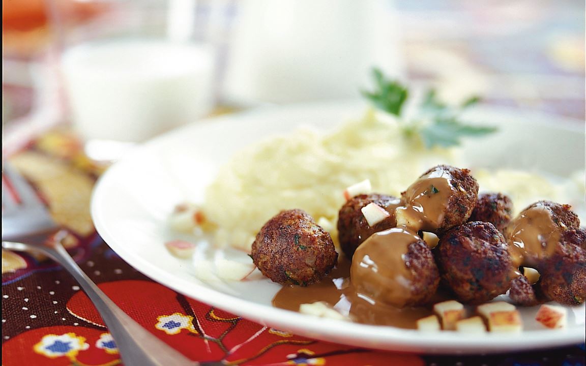 Köttbullar med saltgurka, gräddsås och äppelströssel