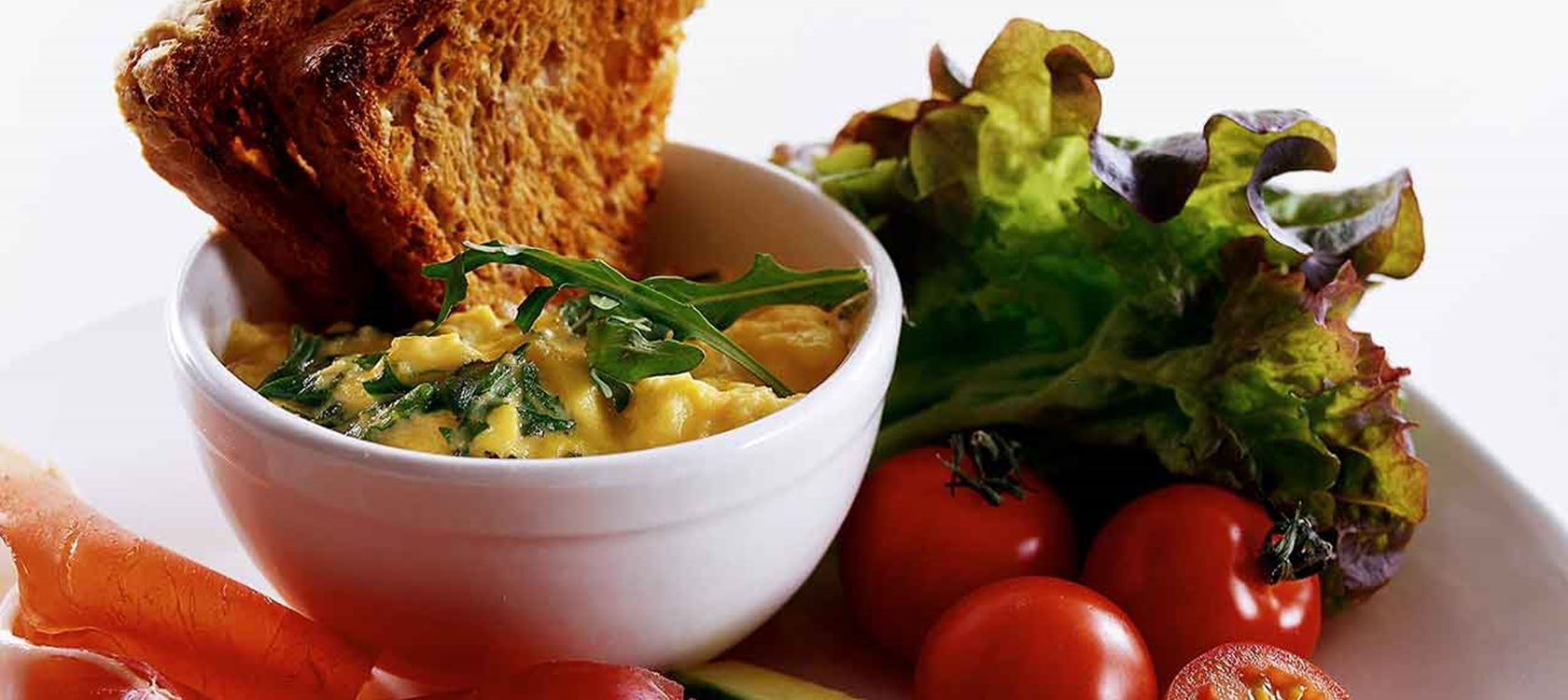 Äggröra med rucola och skinka
